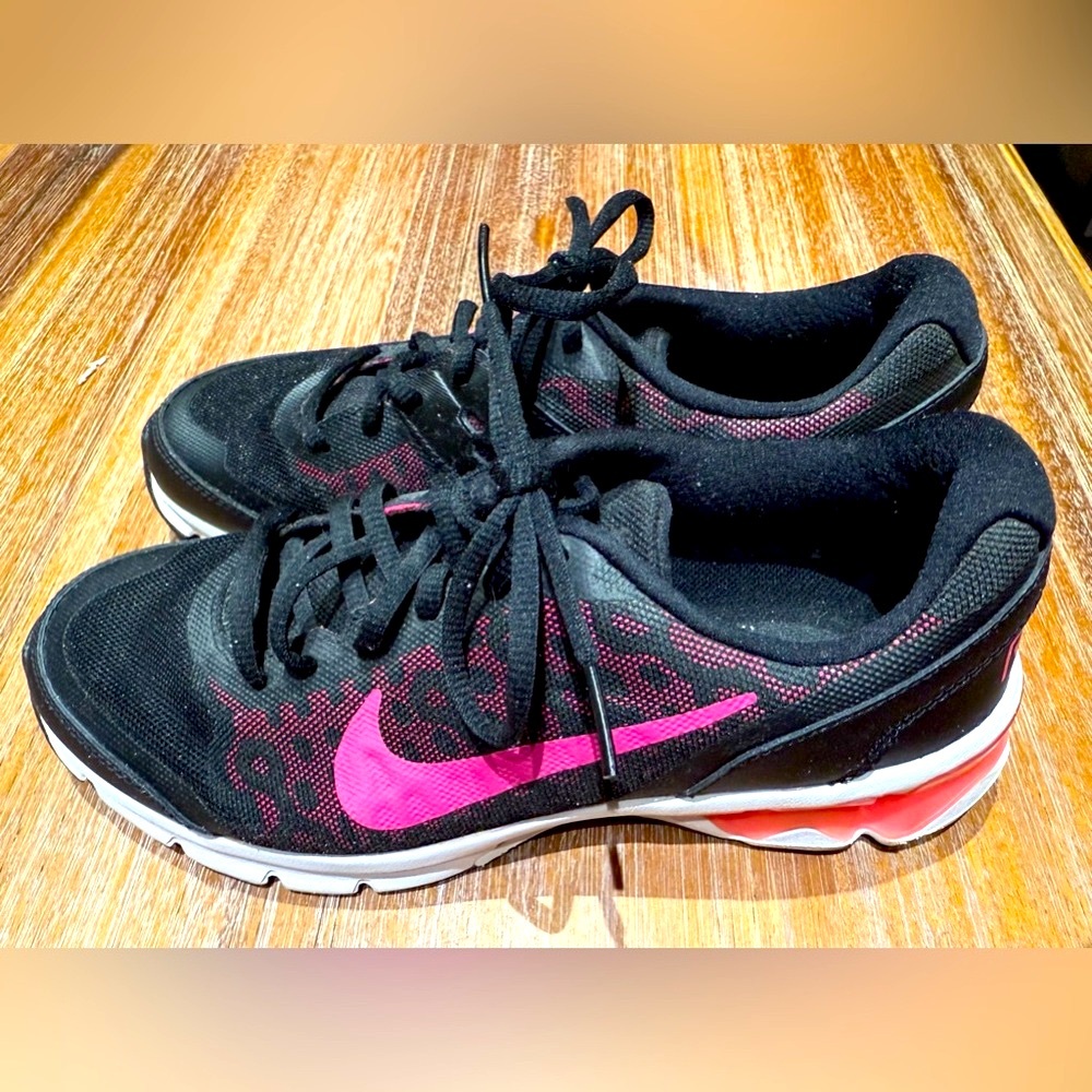 NIKE RELX Sneakers 7.5 Black Hot Pink Trim Excellent Condition, Like-NEW
